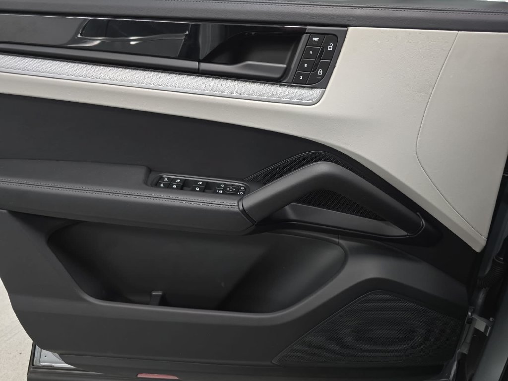 Certified 2024 Porsche Cayenne AWD/4WD image 22