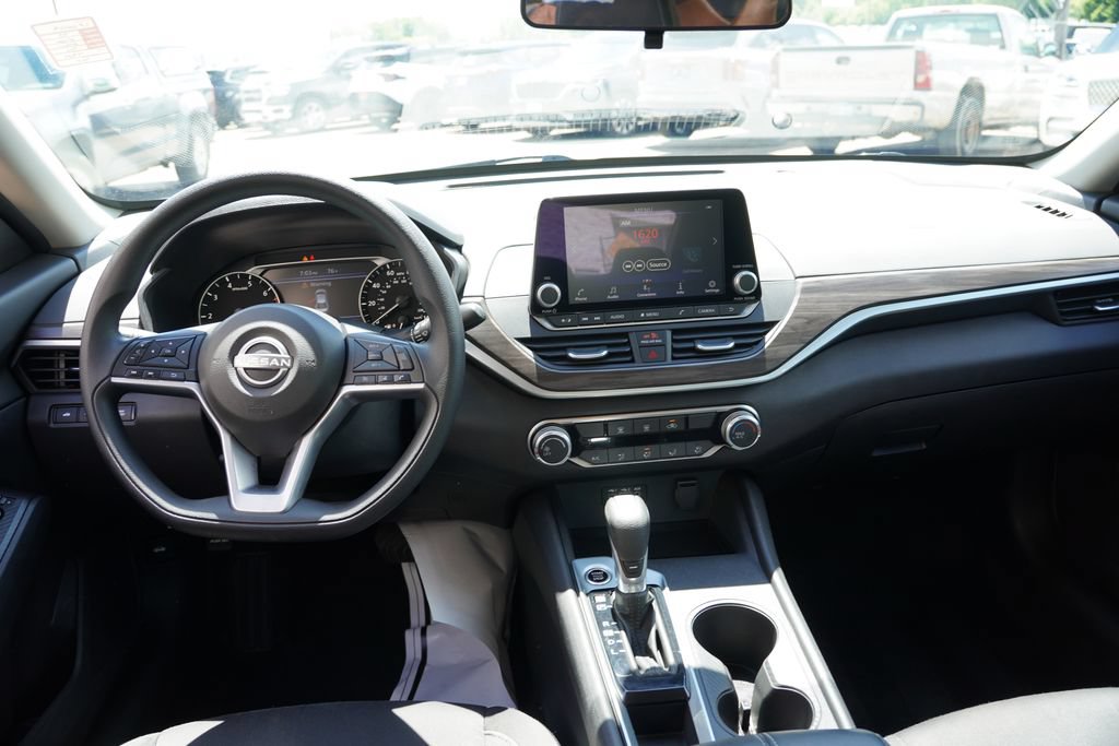 Used 2025 Nissan Altima 2.5 SV FWD image 18