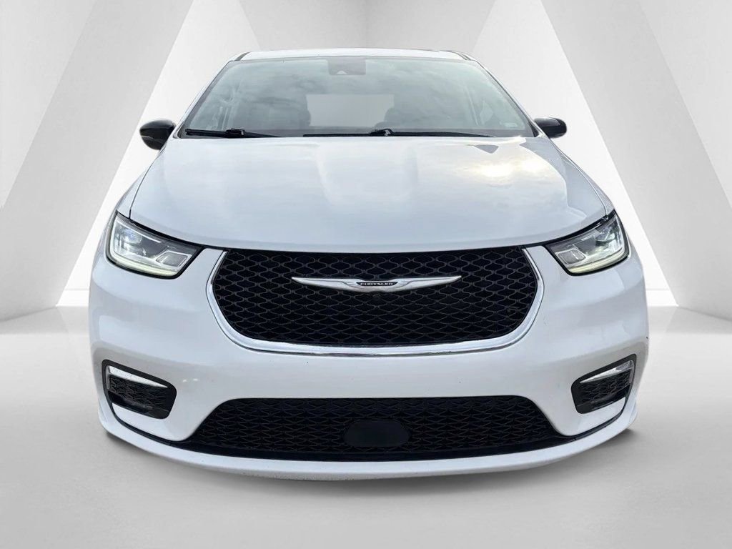Used 2024 Chrysler Pacifica Touring-L image 2