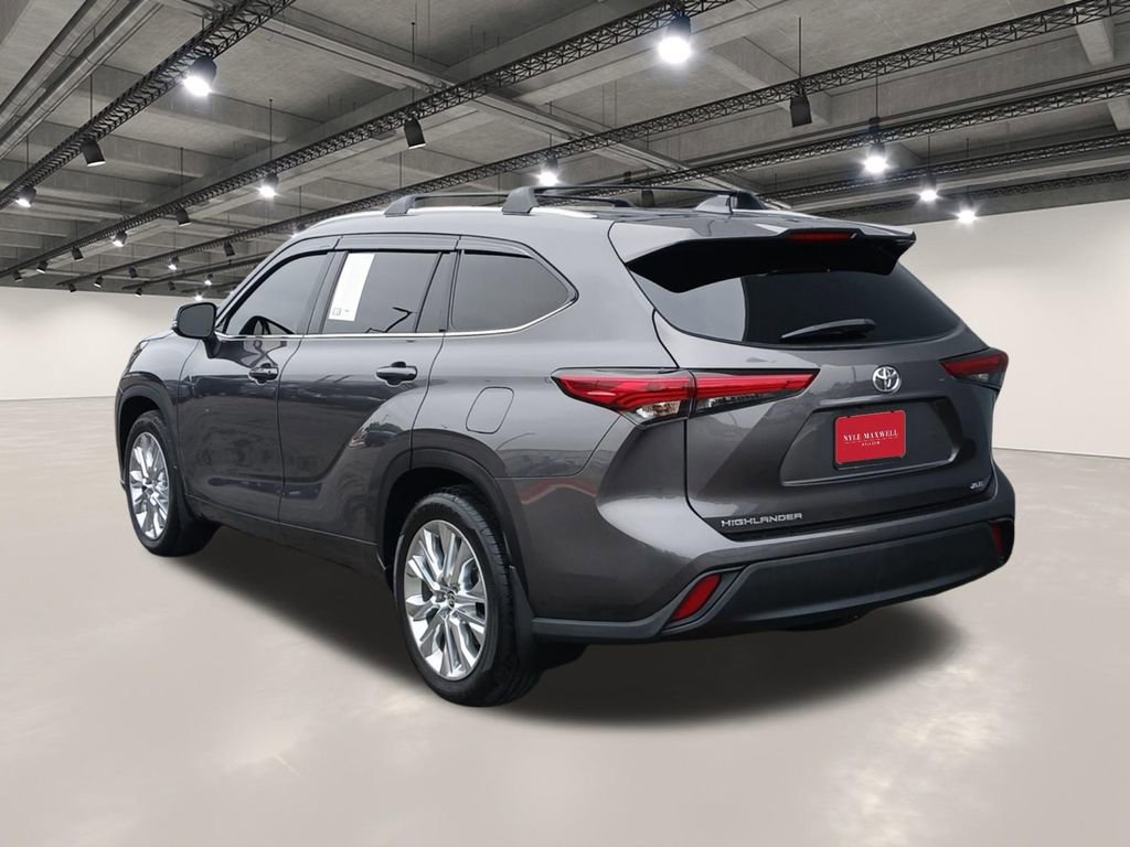 Used 2022 Toyota Highlander XLE FWD image 14