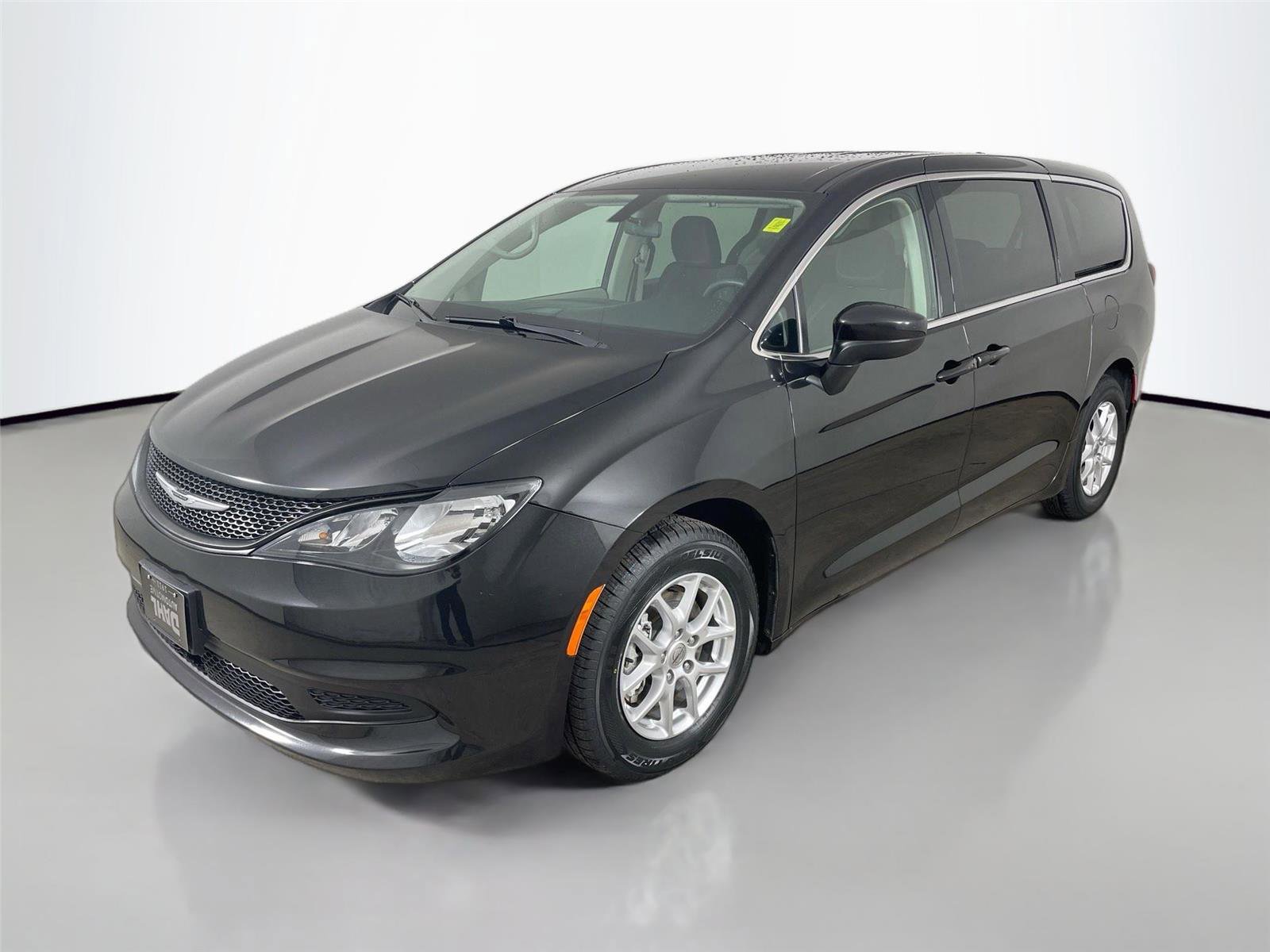 Used 2022 Chrysler Voyager LX image 4