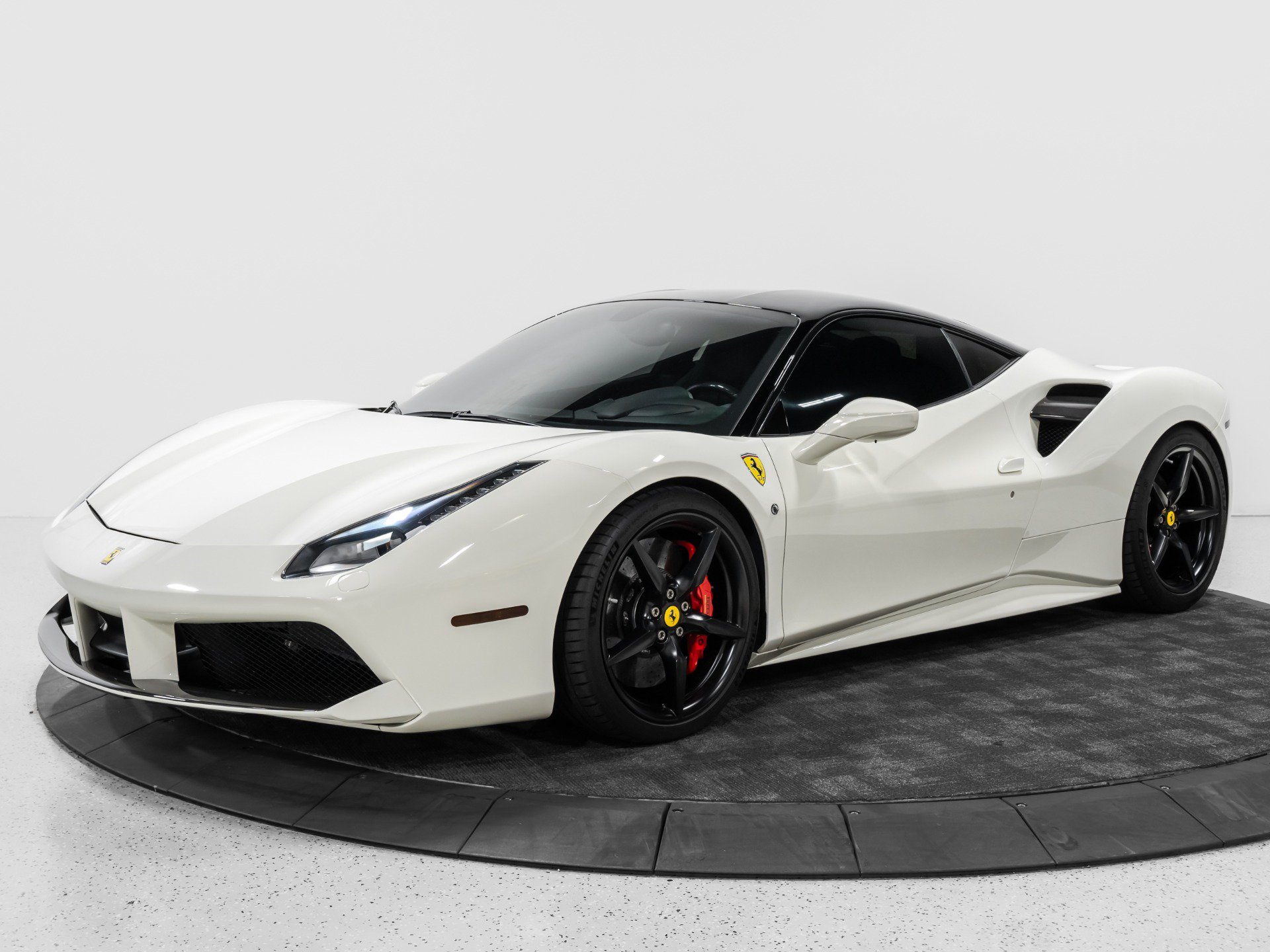 Used 2016 Ferrari 488 GTB RWD image 3