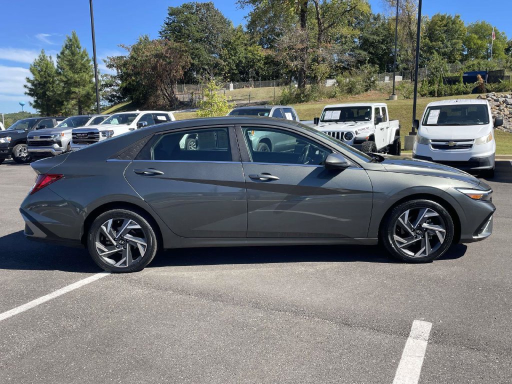 Certified 2025 Hyundai Elantra SEL FWD image 2
