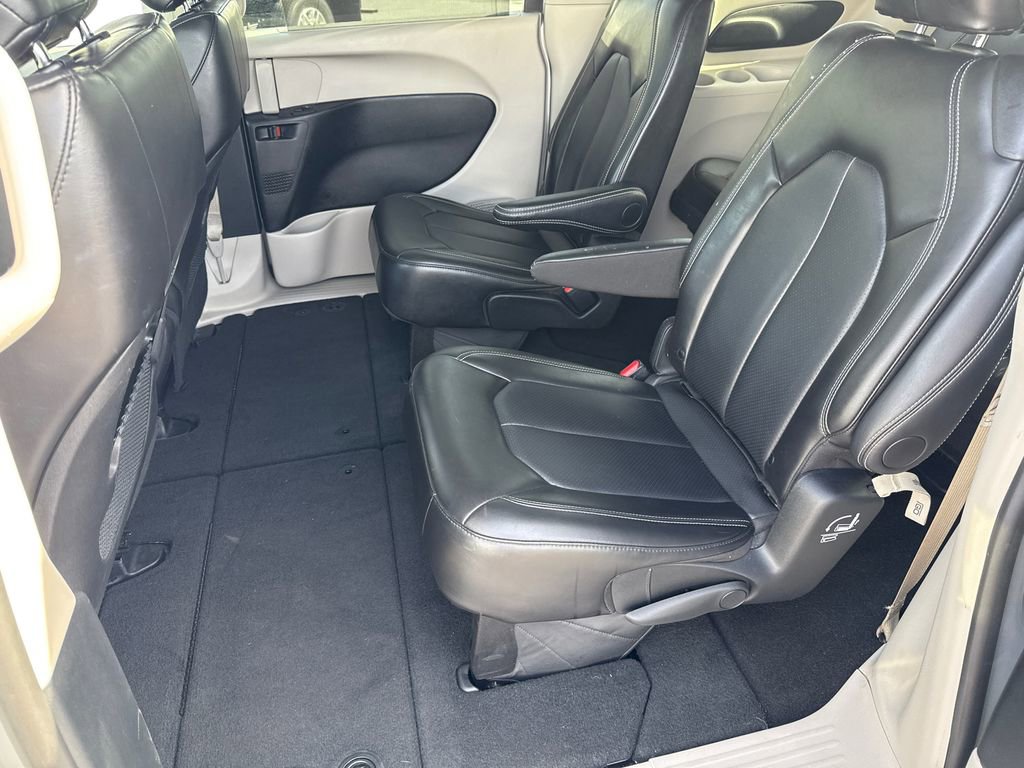 Used 2024 Chrysler Pacifica Touring-L FWD image 16