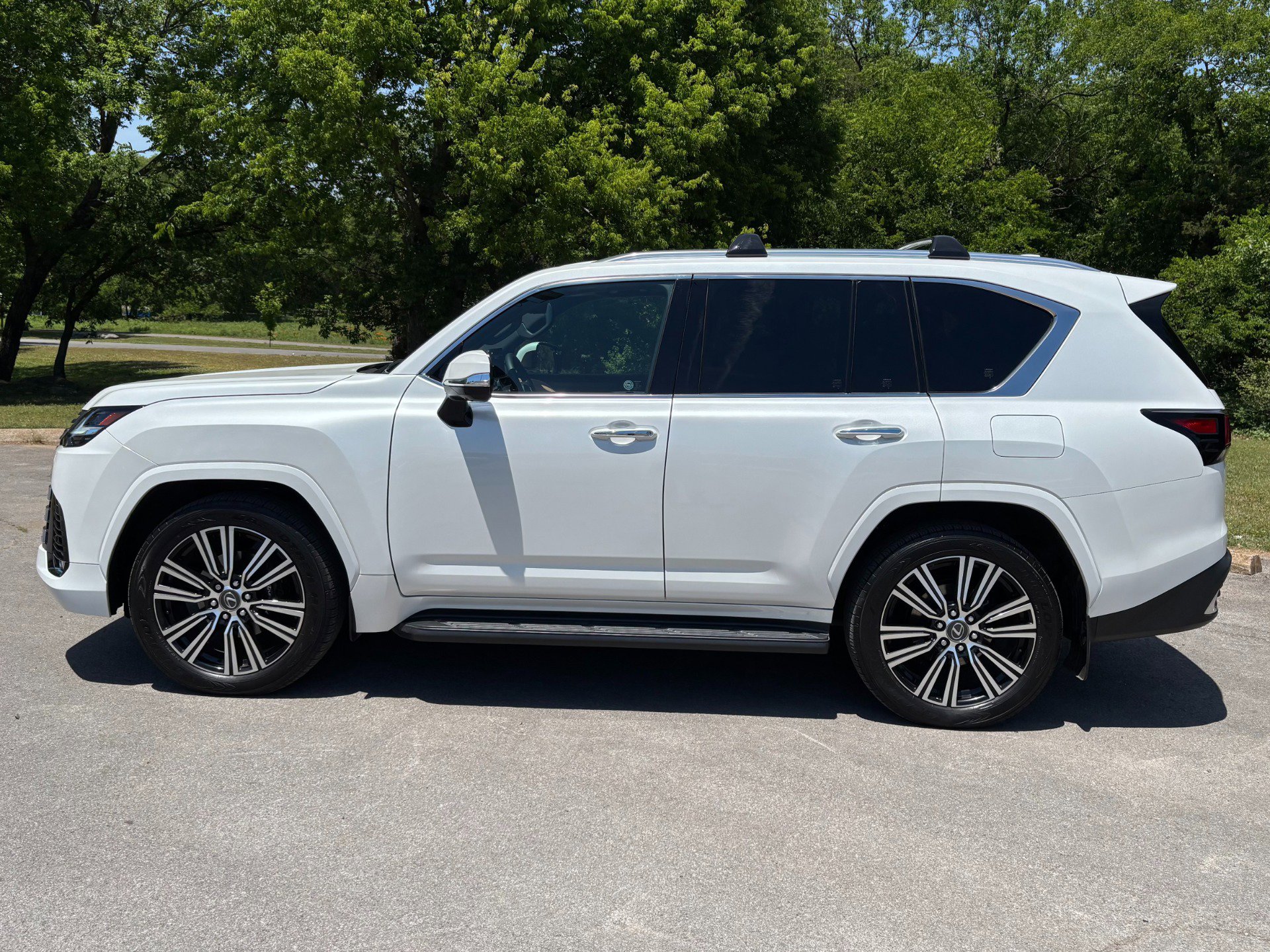 Used 2025 Lexus LX 600 4WD w/ Accessory Package (2T) image 7