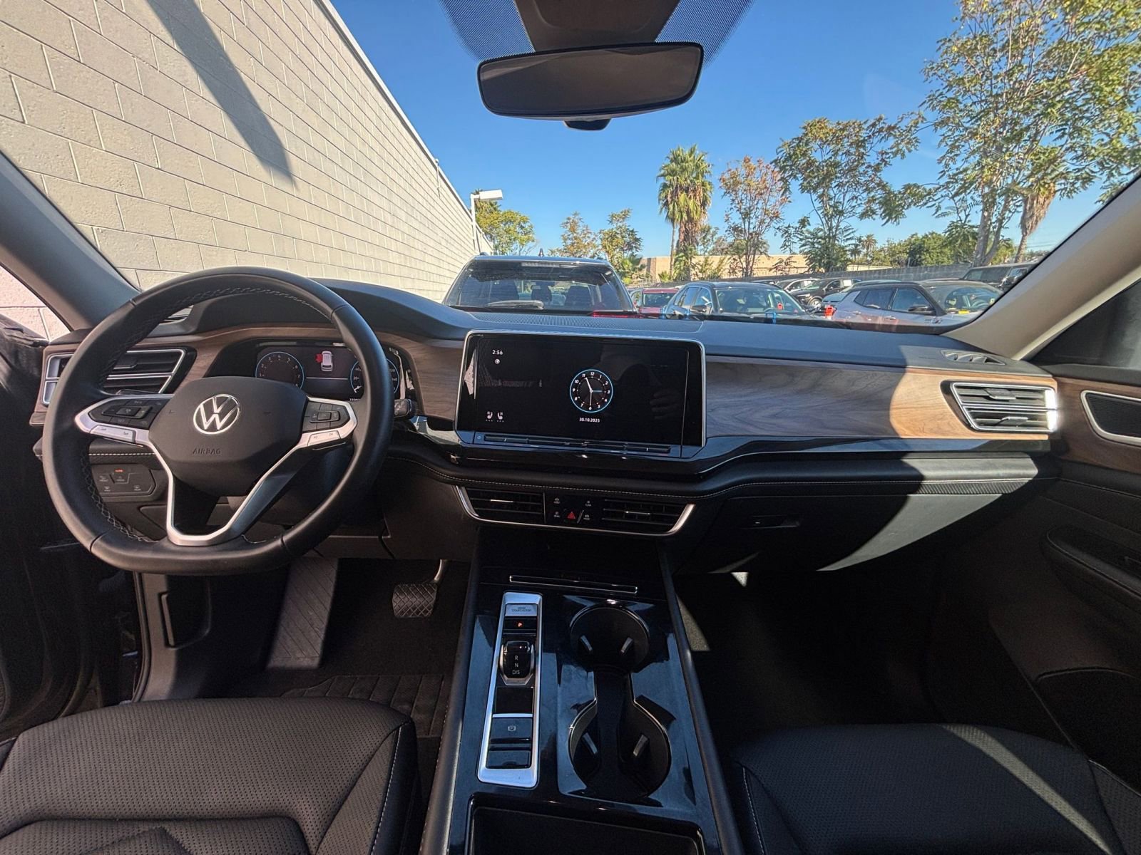 Used 2025 Volkswagen Atlas SE image 33