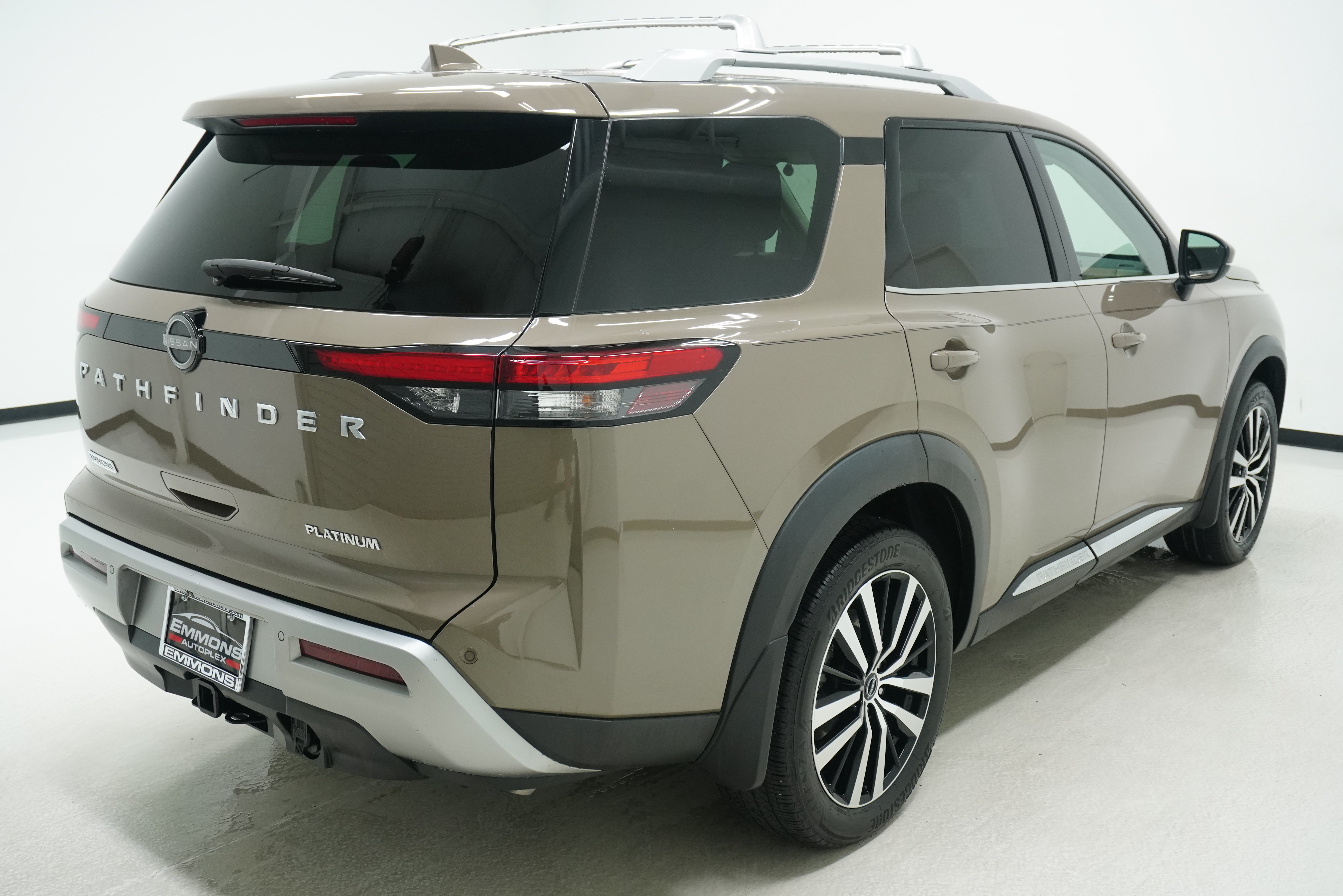 Used 2023 Nissan Pathfinder Platinum FWD image 4