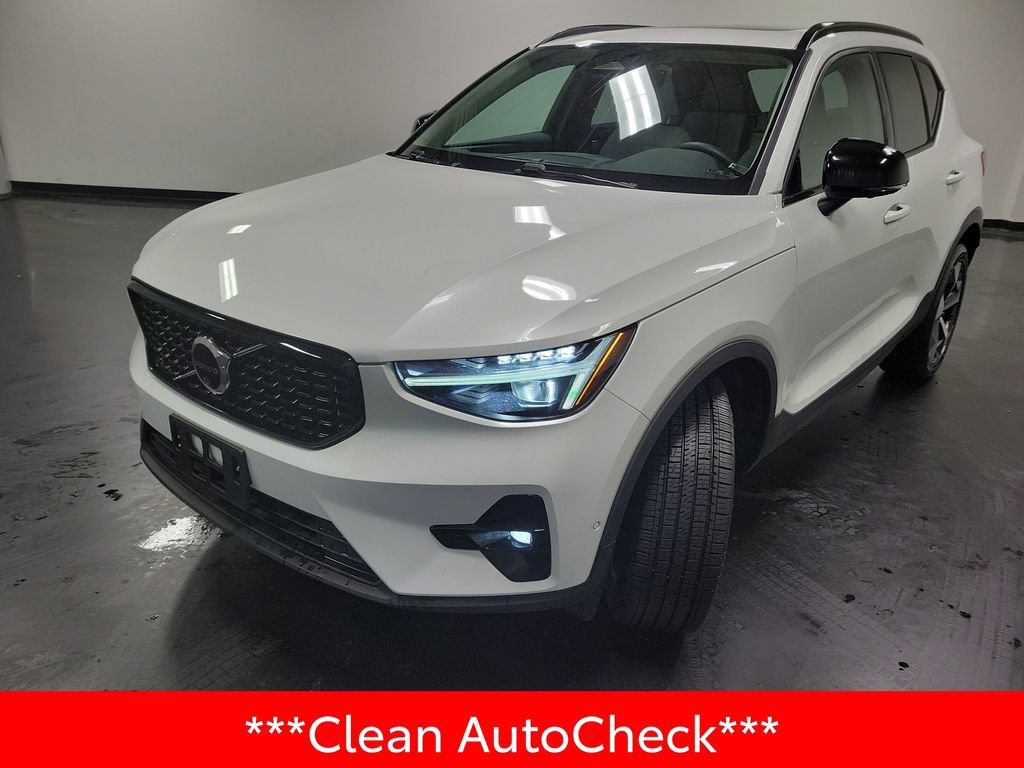 Used 2024 Volvo XC40 B5 Plus AWD/4WD image 4