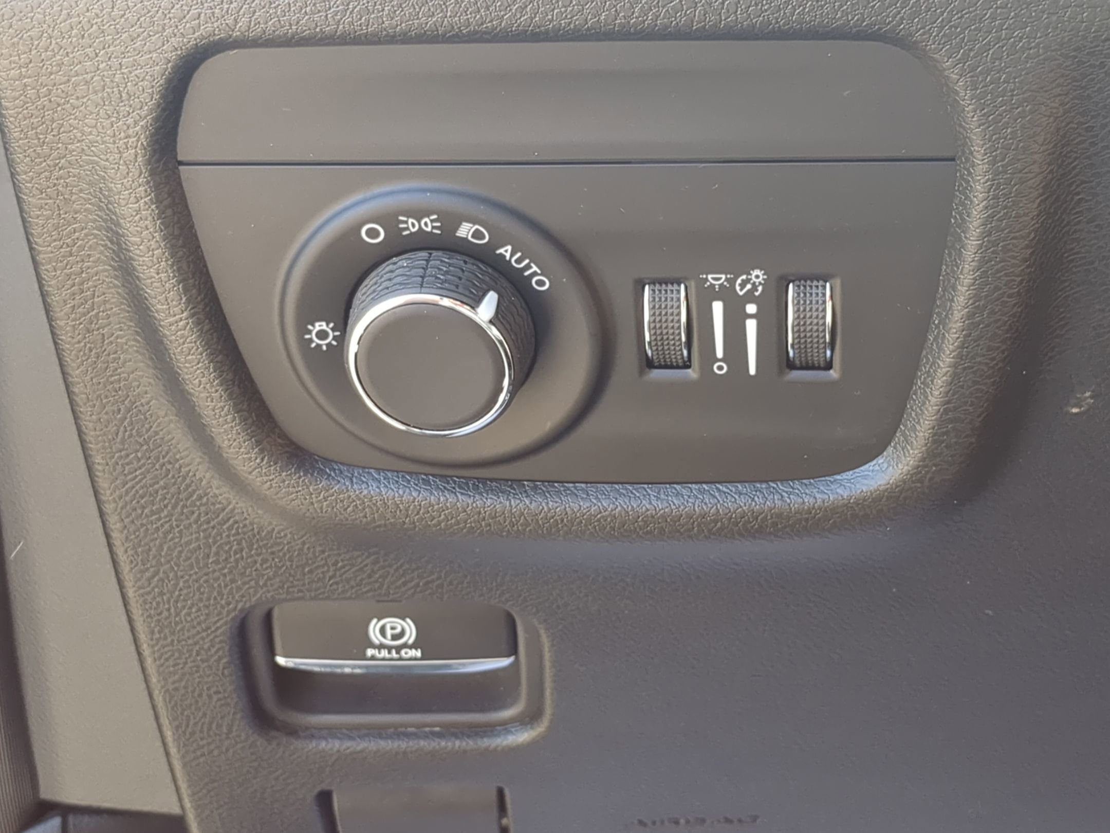 Used 2023 Jeep Grand Cherokee Laredo w/ Luxury Tech Group I AWD/4WD image 16