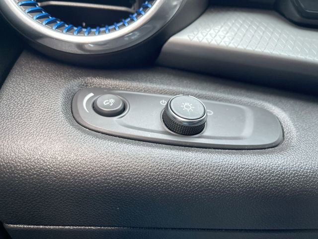 Certified 2025 Chevrolet Trax LT w/ LT Convenience Package image 17