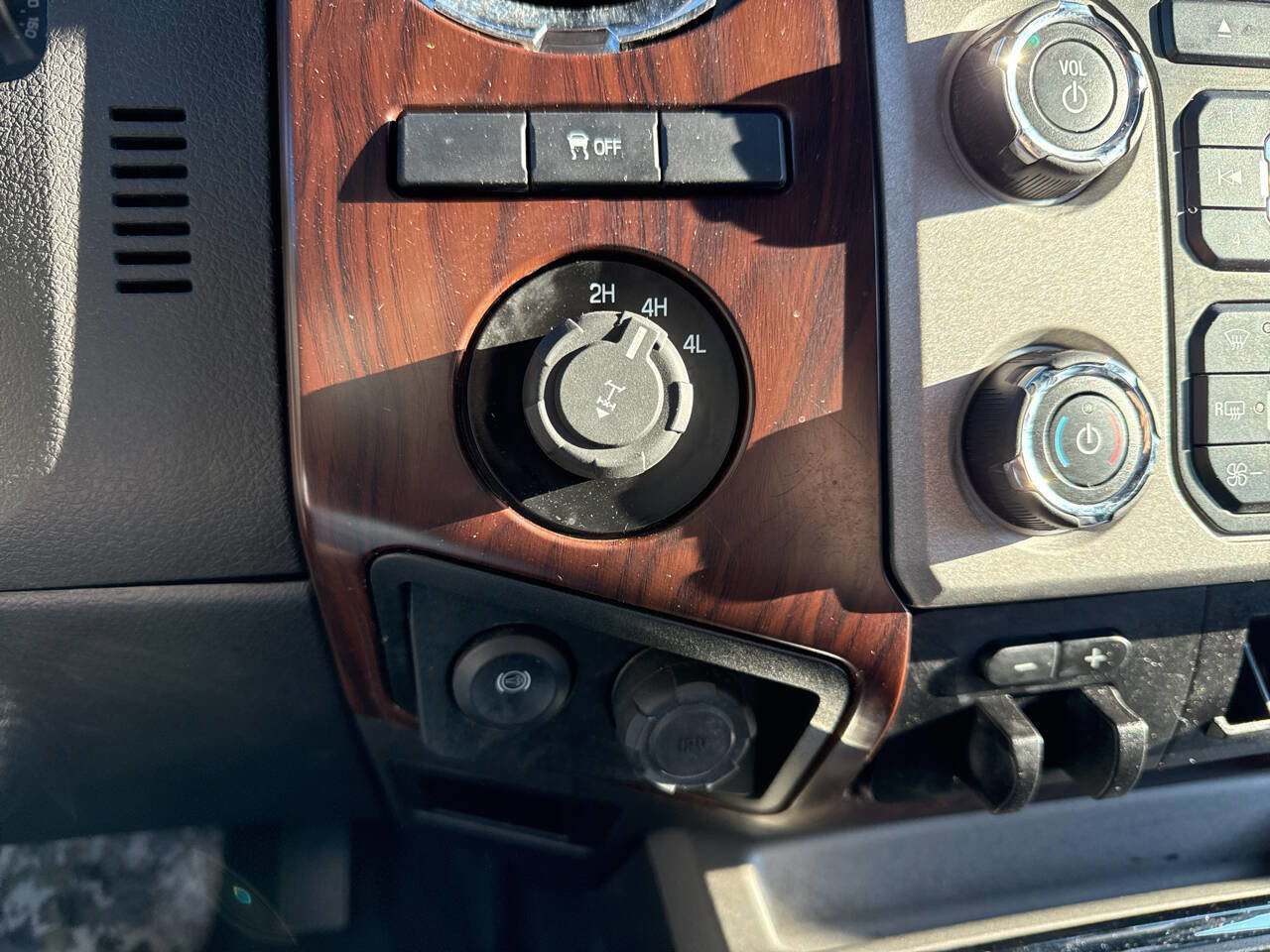 Used 2016 Ford F350 Lariat w/ Chrome Package image 16