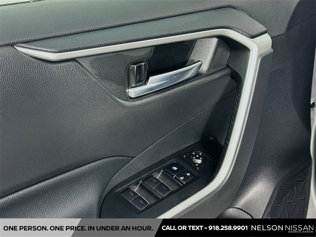 Used 2022 Toyota RAV4 XLE Premium image 17