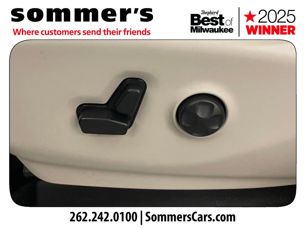 Used 2018 Chrysler Pacifica Touring-L image 10