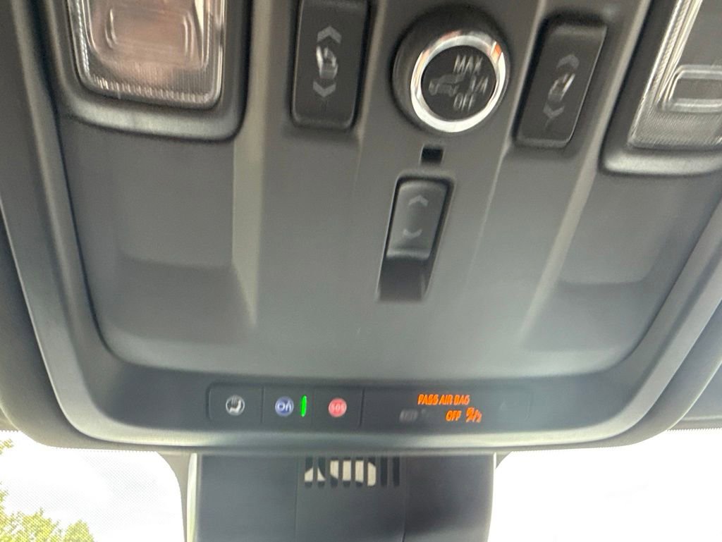 Used 2025 GMC Yukon XL Denali AWD/4WD image 34