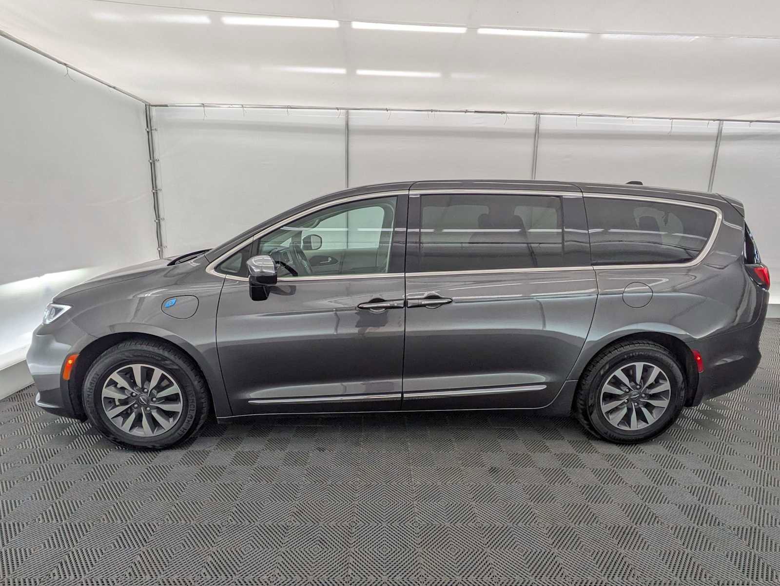 Used 2023 Chrysler Pacifica Limited FWD image 3
