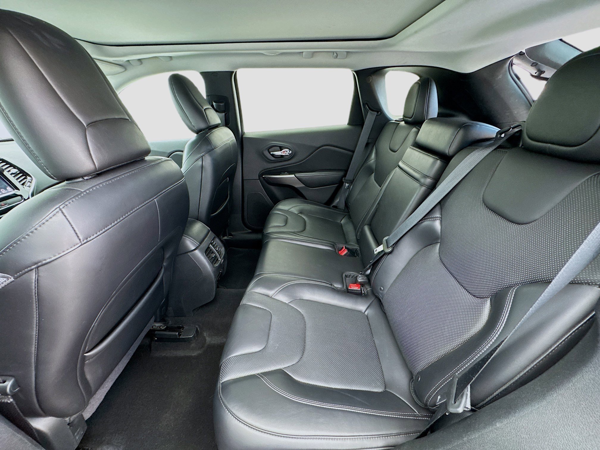 Used 2019 Jeep Cherokee Limited image 16