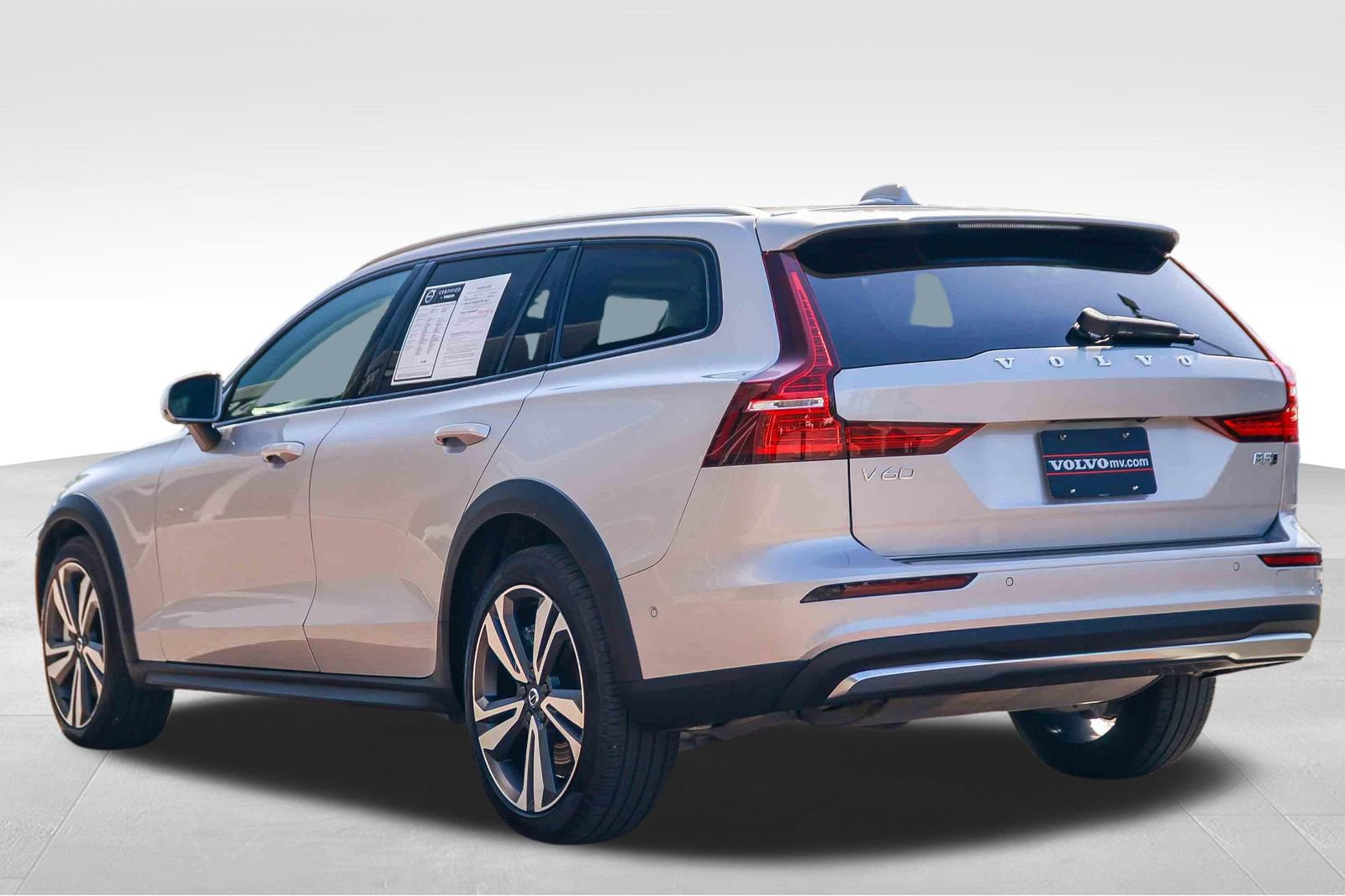 Used 2025 Volvo V60 B5 Cross Country Plus image 5