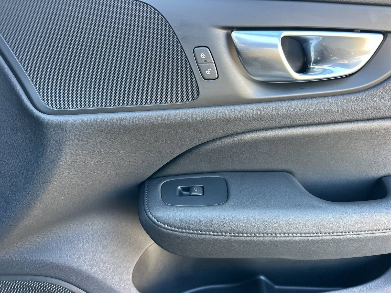 Used 2025 Volvo V60 B5 Cross Country Plus image 18