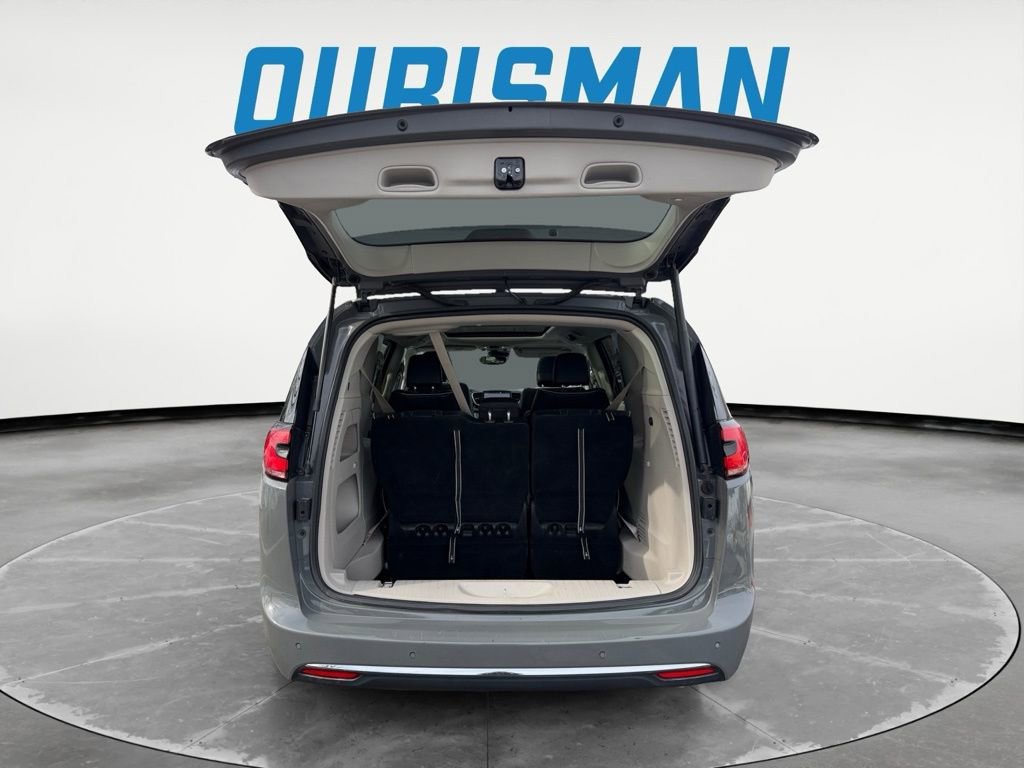 Used 2023 Chrysler Pacifica Limited image 5