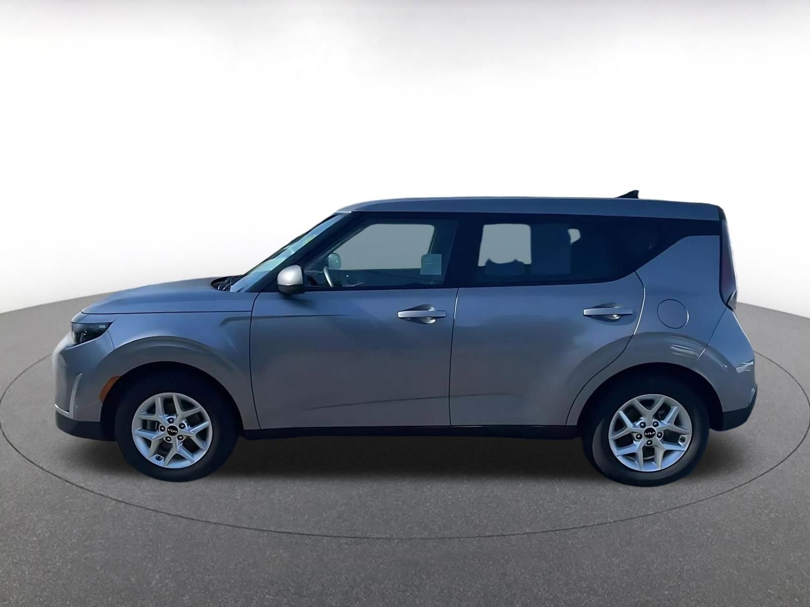 Used 2025 Kia Soul LX w/ LX Technology Package FWD image 9