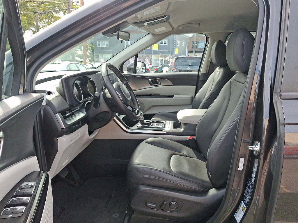 Used 2024 Kia Carnival LX FWD image 14
