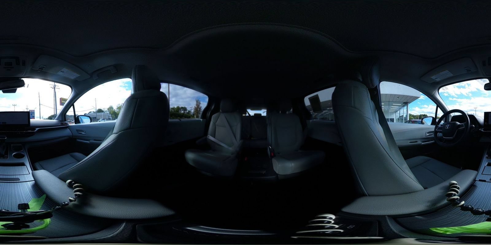 Used 2025 Toyota Sienna XLE FWD image 38