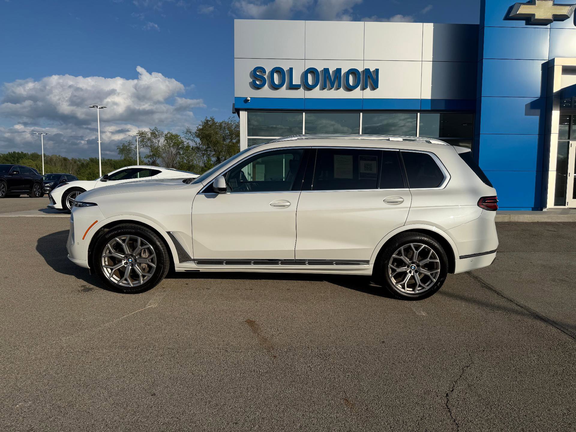 Used 2024 BMW X7 xDrive40i w/ Premium Package AWD/4WD image 3