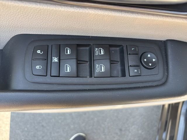 Used 2023 Chrysler Pacifica Touring-L image 24