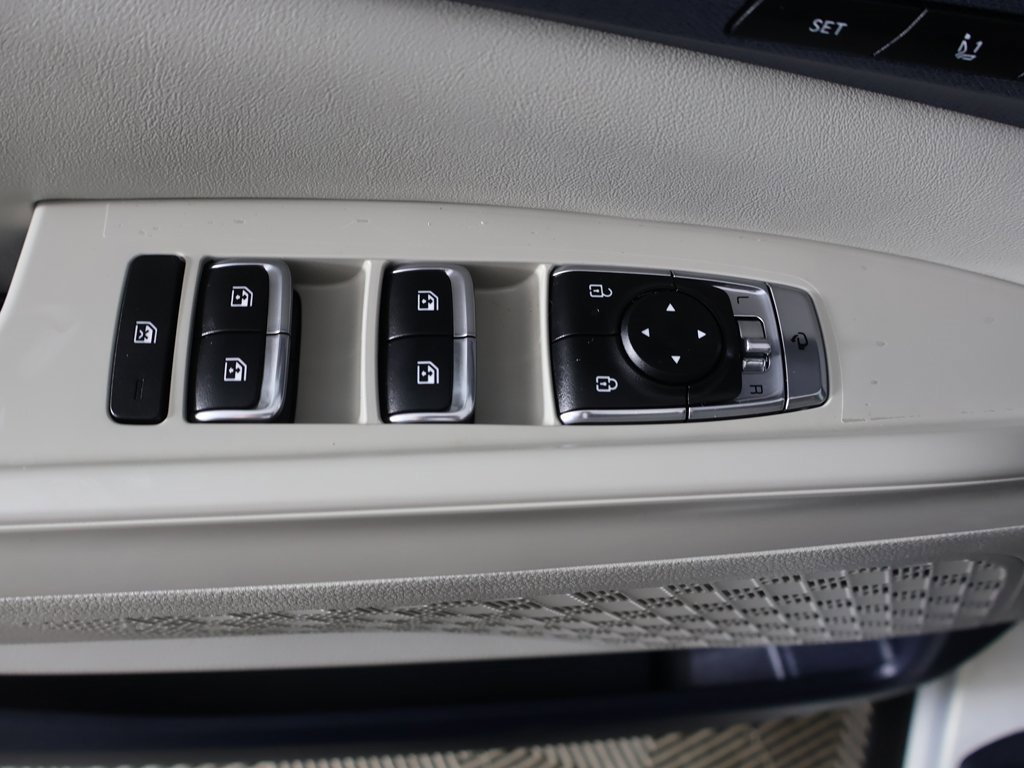 Used 2025 Kia Carnival EX image 38