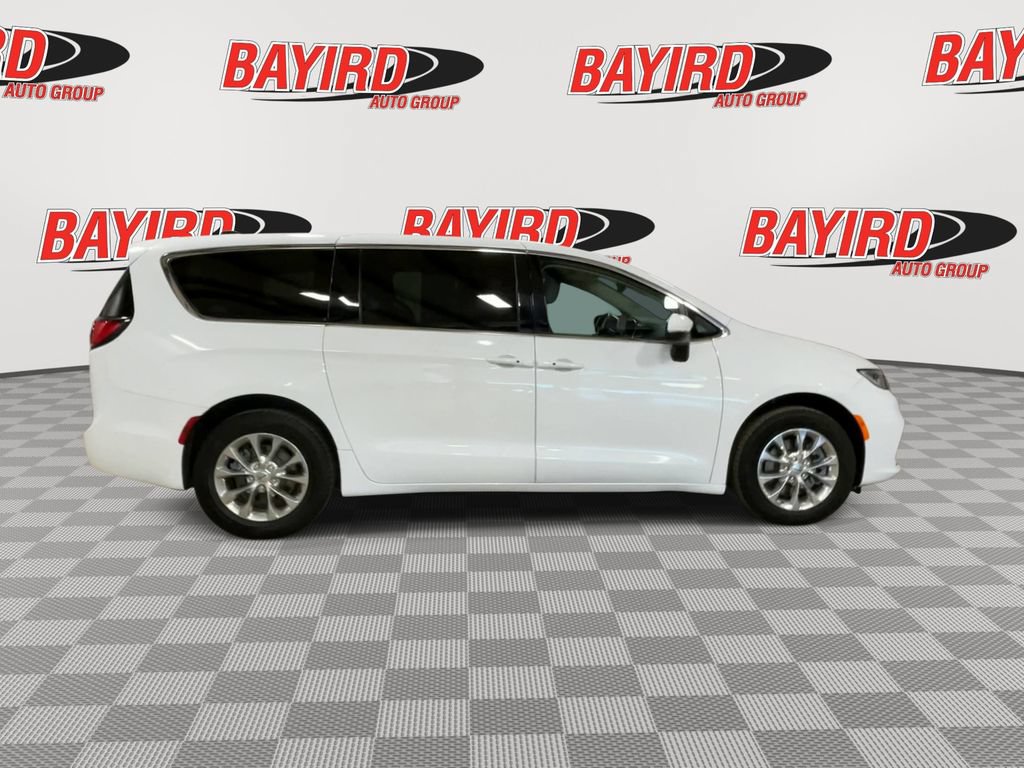Used 2023 Chrysler Pacifica Touring-L AWD/4WD image 9