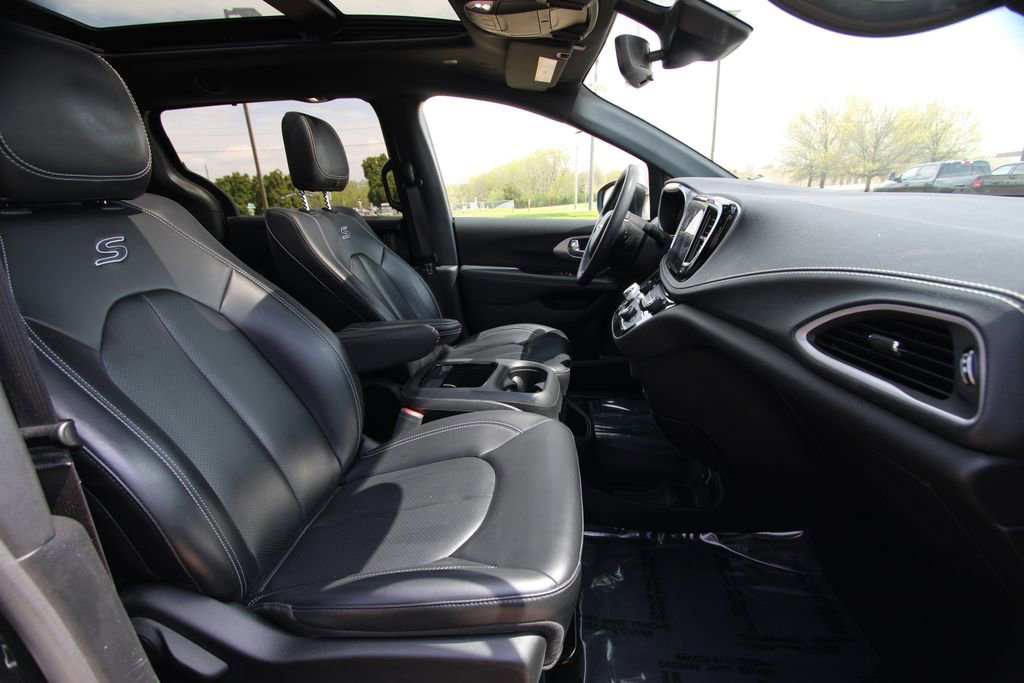 Used 2023 Chrysler Pacifica Touring-L w/ S Appearance Package image 8