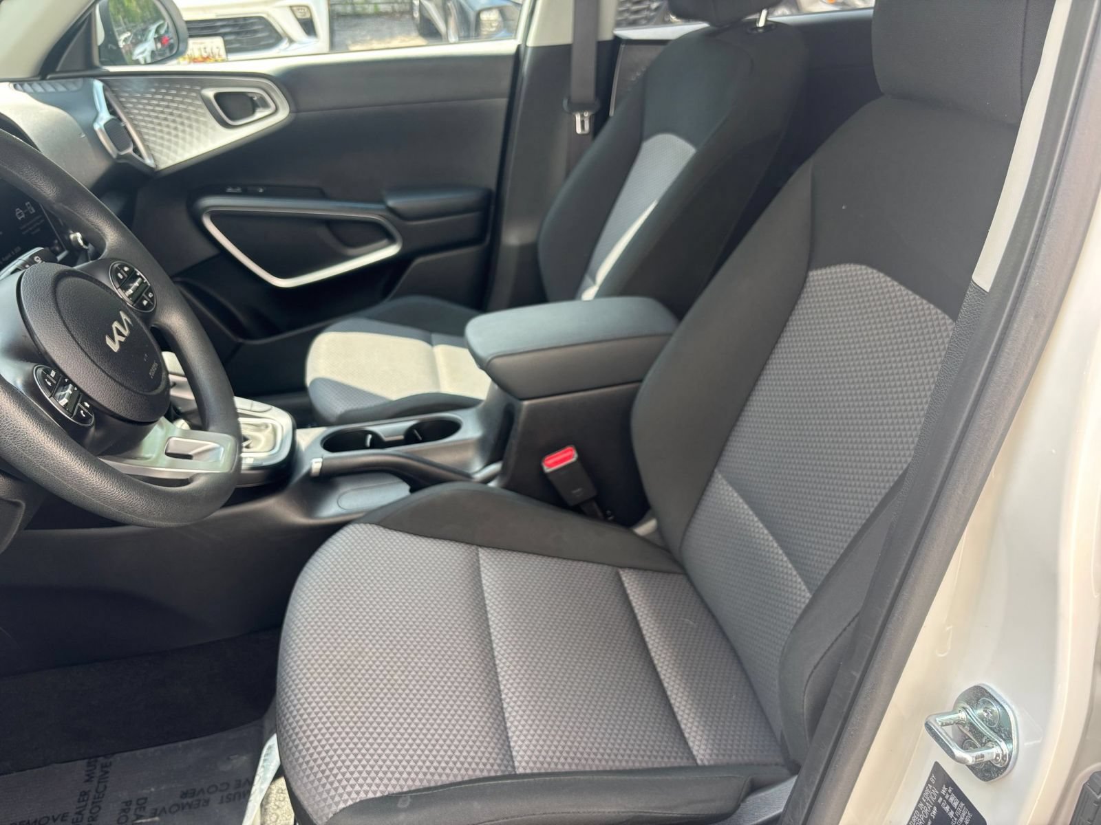 Used 2025 Kia Soul LX w/ LX Technology Package FWD image 33