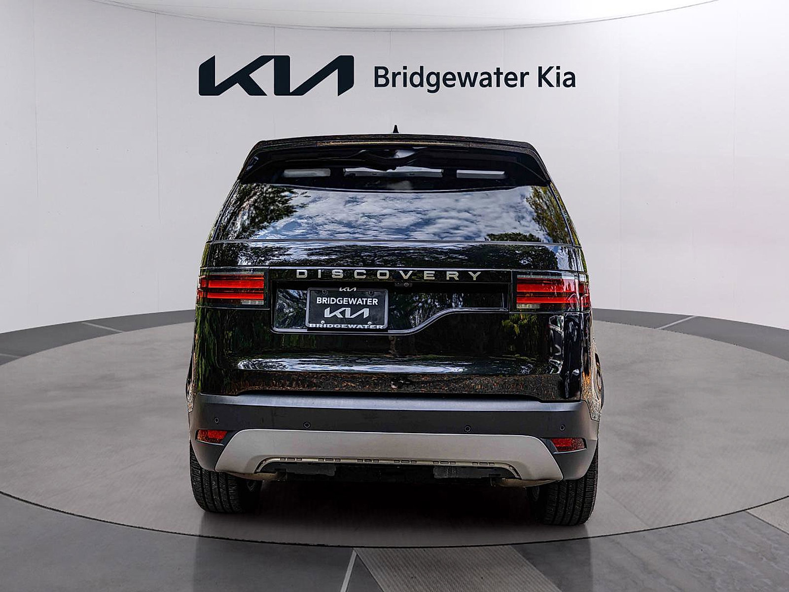 Used 2024 Land Rover Discovery S image 6