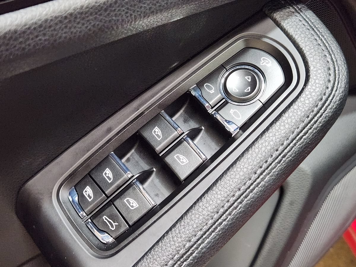 Used 2023 Porsche Macan AWD/4WD image 43