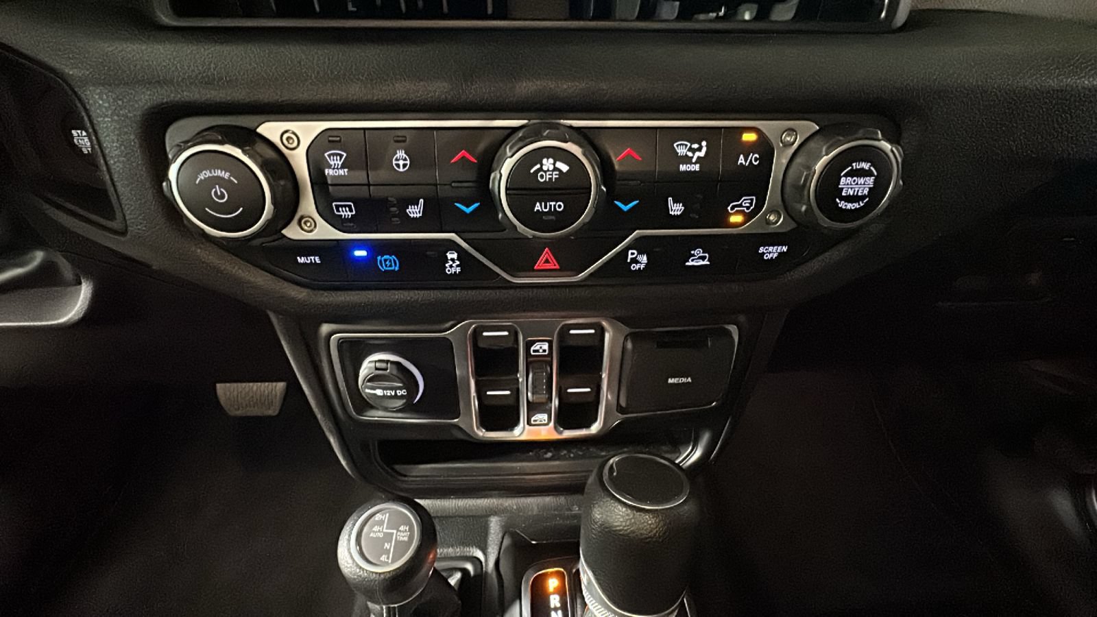 Used 2024 Jeep Wrangler Unlimited w/ Convenience Group AWD/4WD image 26