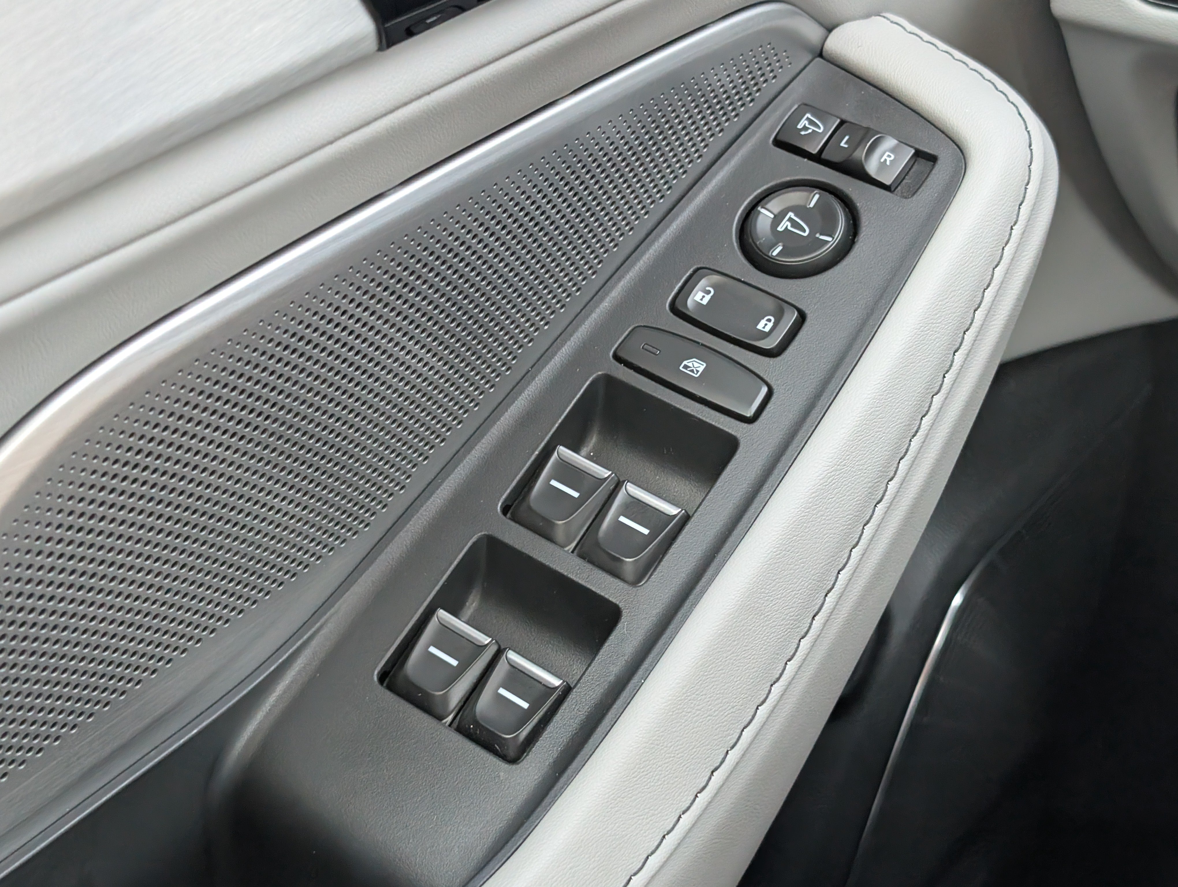 Certified 2025 Acura MDX w/ Technology Package FWD image 23