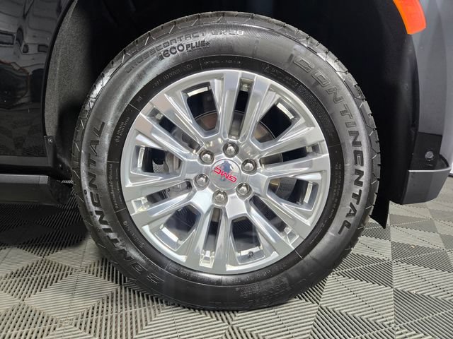 Used 2024 GMC Yukon Denali w/ Advanced Technology Package AWD/4WD image 12