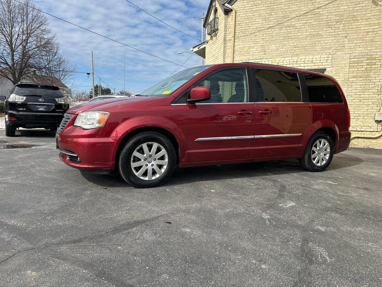 Used 2016 Chrysler Town & Country Touring image 1