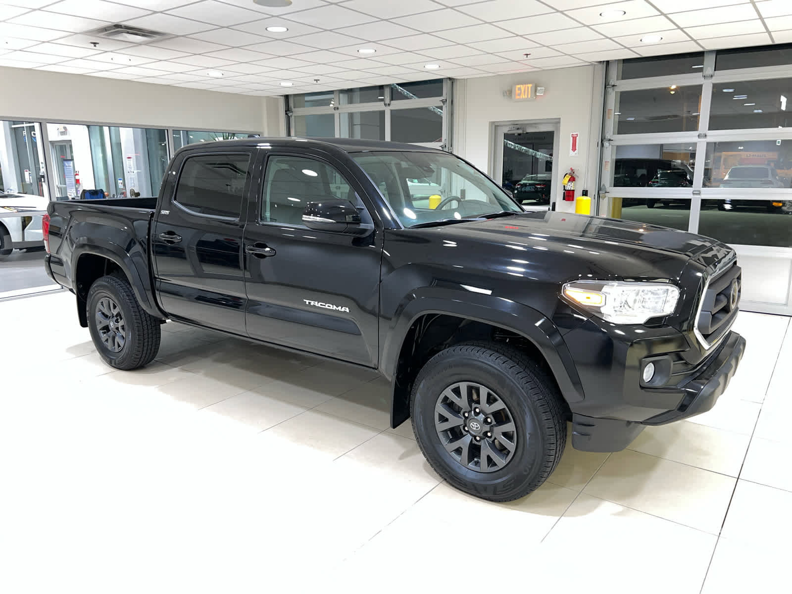 Used 2022 Toyota Tacoma SR5 w/ Technology Package image 1