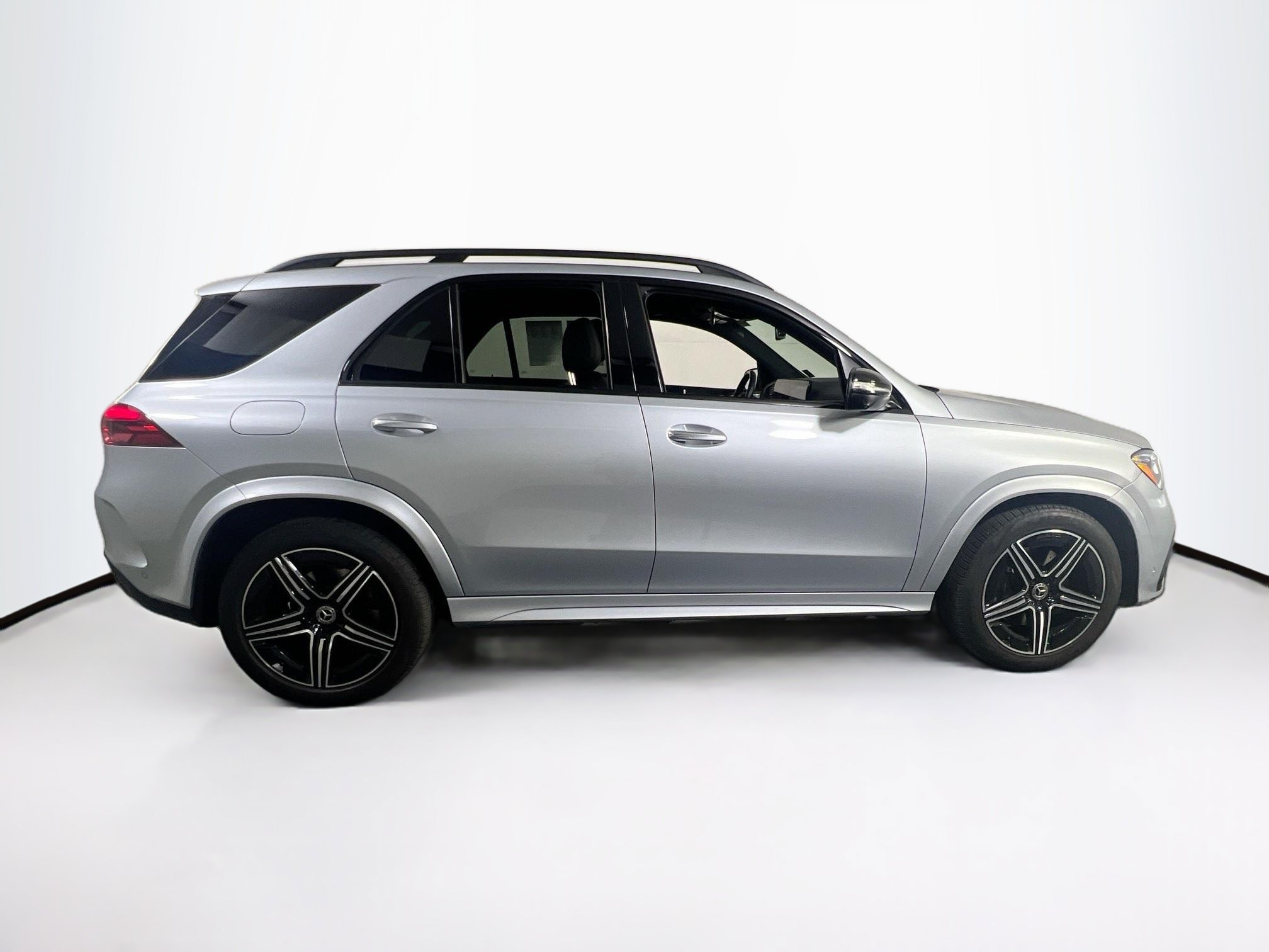 Used 2025 Mercedes-Benz GLE 450e 4MATIC image 4