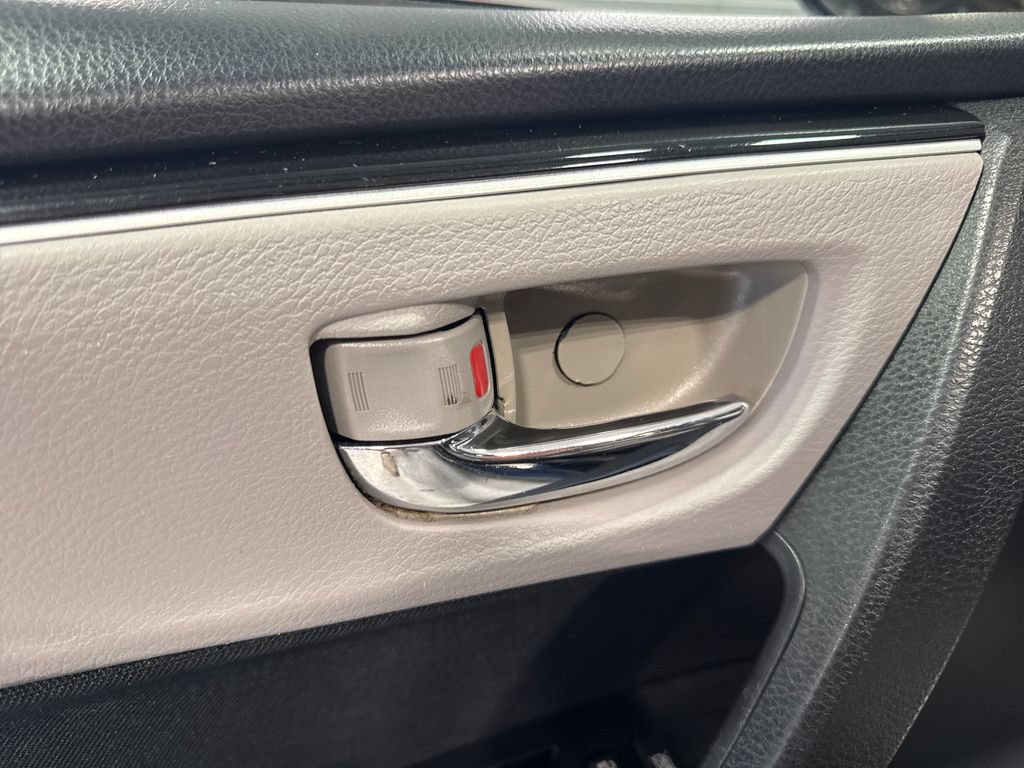 Used 2018 Toyota Corolla LE FWD image 27
