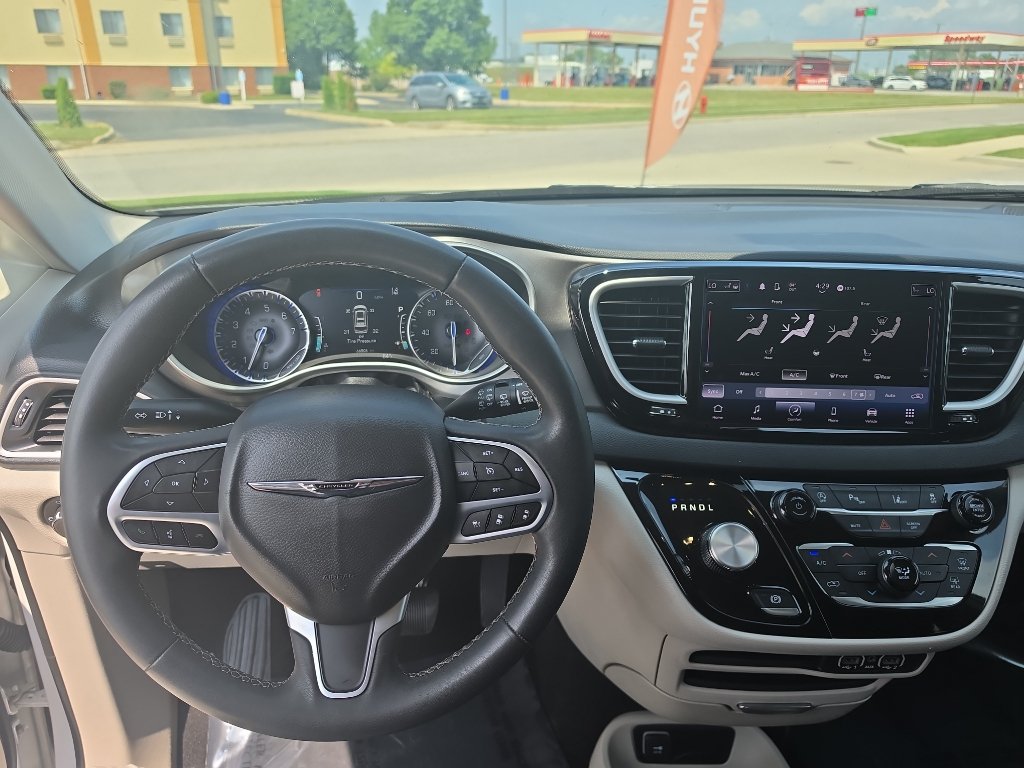 Used 2023 Chrysler Pacifica Touring-L FWD image 9