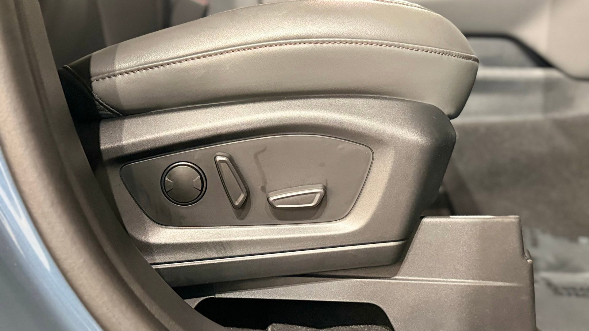 Used 2025 Ford Explorer Active w/ Active Comfort Package image 60