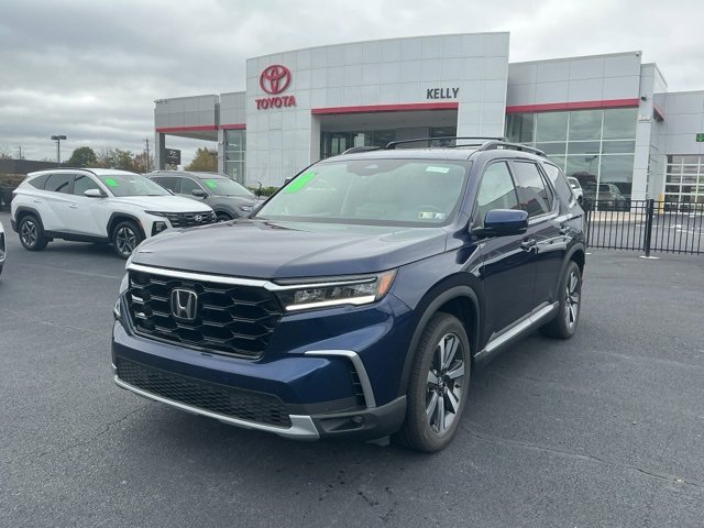 Used 2025 Honda Pilot Touring image 1