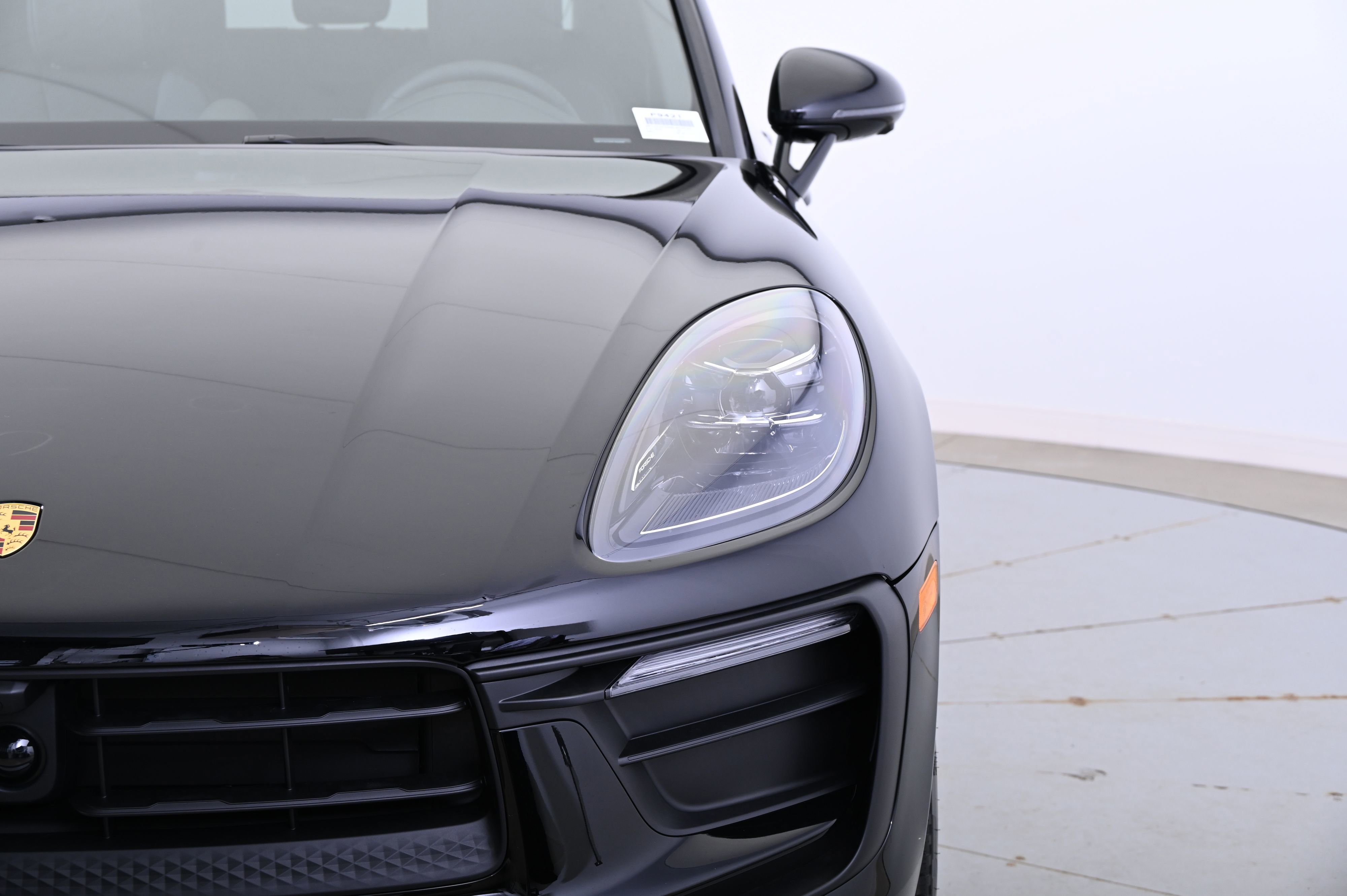 Certified 2025 Porsche Macan image 12