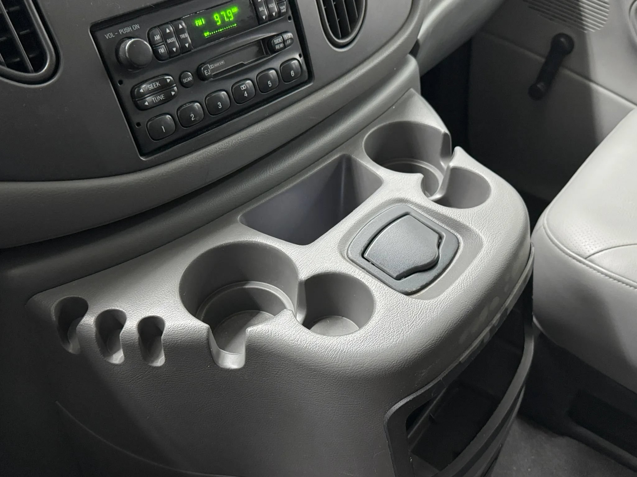 Used 2003 Ford E-350 and Econoline 350 XL RWD image 62