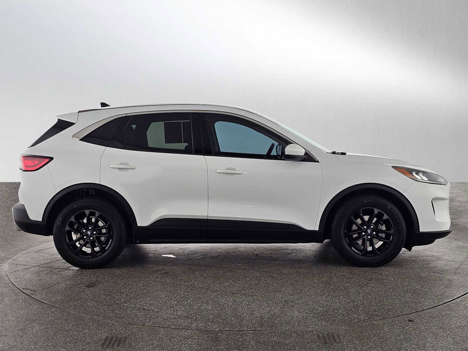 Used 2020 Ford Escape SE image 2