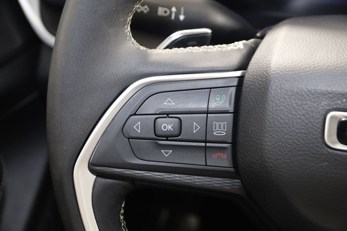 Used 2024 Jeep Grand Cherokee L Altitude AWD/4WD image 32