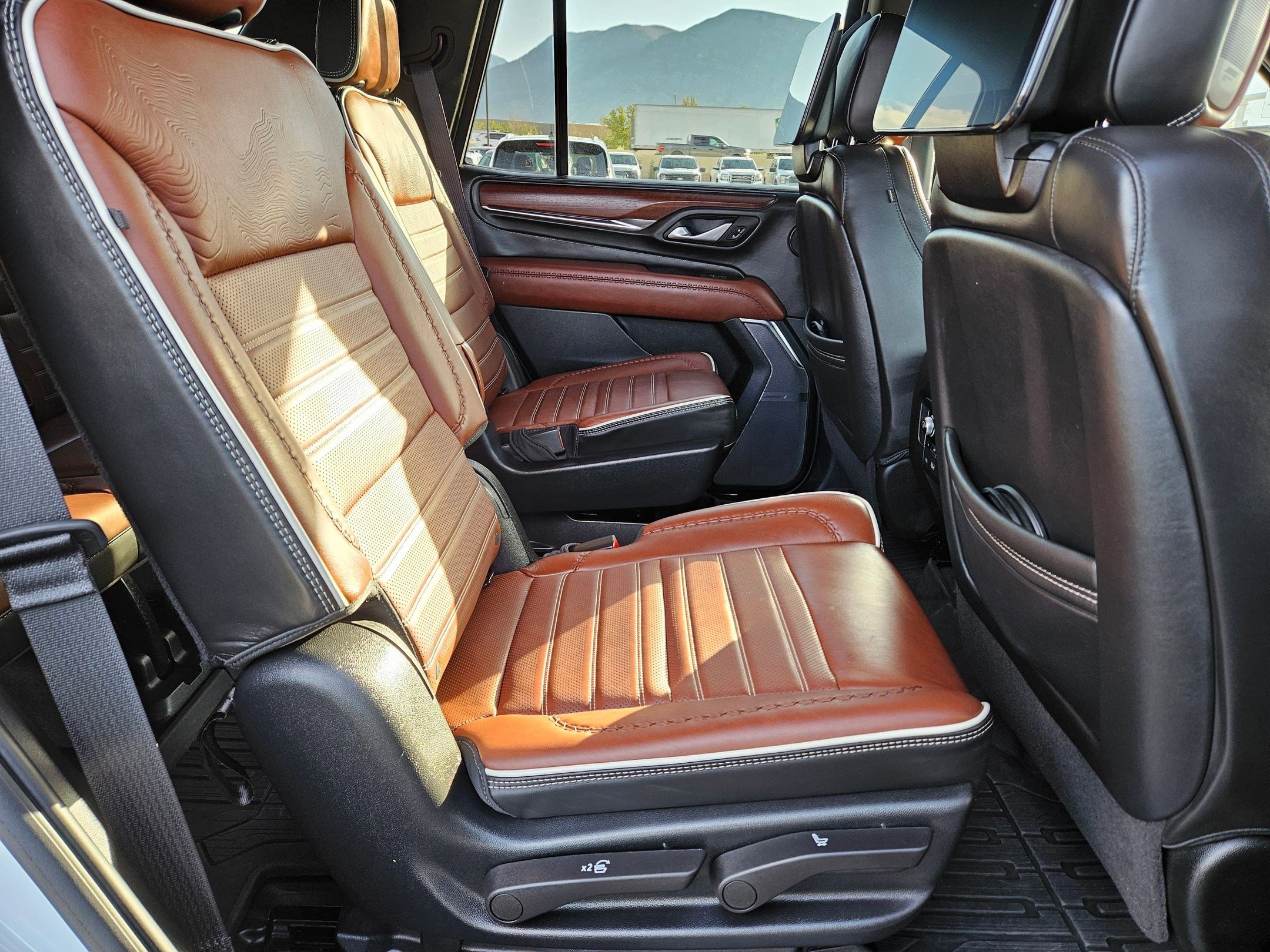 Used 2023 GMC Yukon Denali Ultimate w/ LPO, Floor Liner Package AWD/4WD image 33