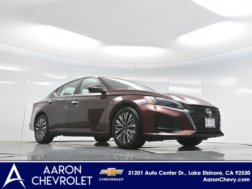 Used 2024 Nissan Altima 2.5 SV image 2
